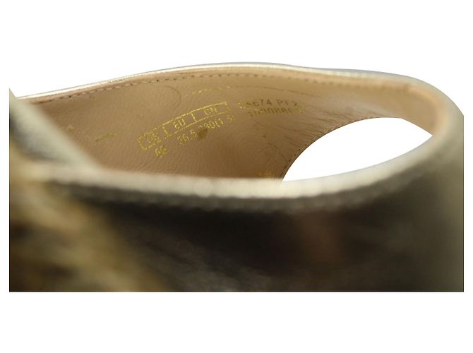 Stuart Weitzman Espadrille-Knöchelriemenkeil aus goldfarbenem Leder - Ansicht 11