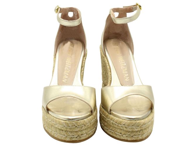 Stuart Weitzman Espadrille-Knöchelriemenkeil aus goldfarbenem Leder - Ansicht 3