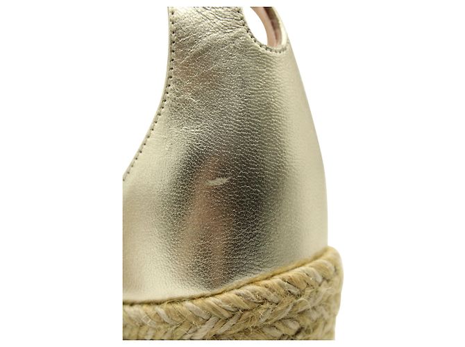 Stuart Weitzman Espadrille-Knöchelriemenkeil aus goldfarbenem Leder - Ansicht 7