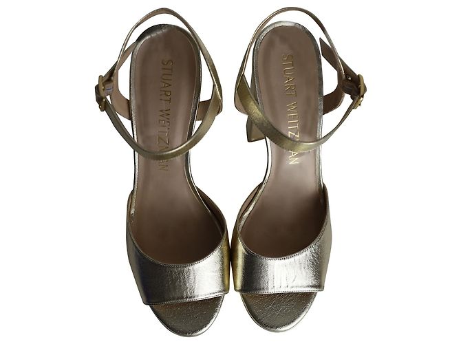 Stuart Weitzmann Ryder 95 Sandali con plateau in pelle dorata - vista 5