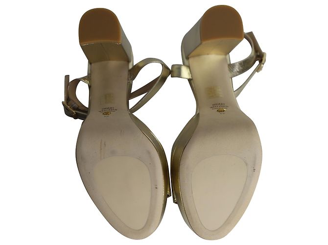 Stuart Weitzmann Ryder 95 Sandali con plateau in pelle dorata - vista 6