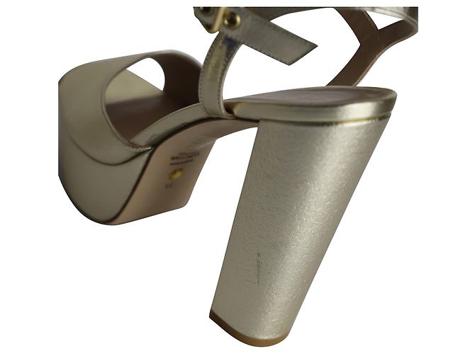 Stuart Weitzmann Ryder 95 Sandali con plateau in pelle dorata - vista 7