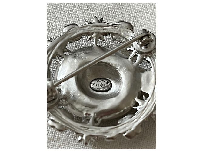 Chanel spilla in metallo raffigurante un cappello Silver hardware - vista 3