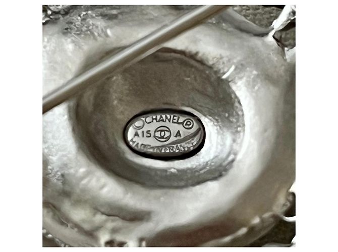 Chanel spilla in metallo raffigurante un cappello Silver hardware - vista 4