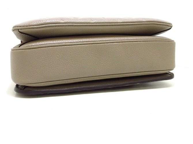 Louis Vuitton Pochette Metis Beige - vista 3