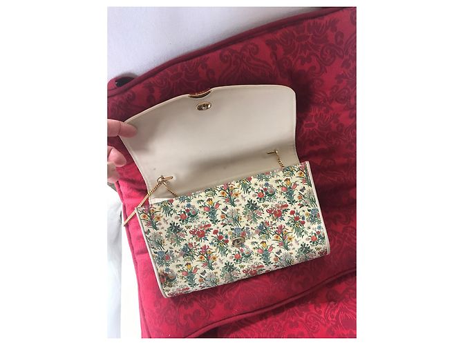 Clutch Gucci de Couro Bege e Cetim Florido com Corrente Dourada - vista 2