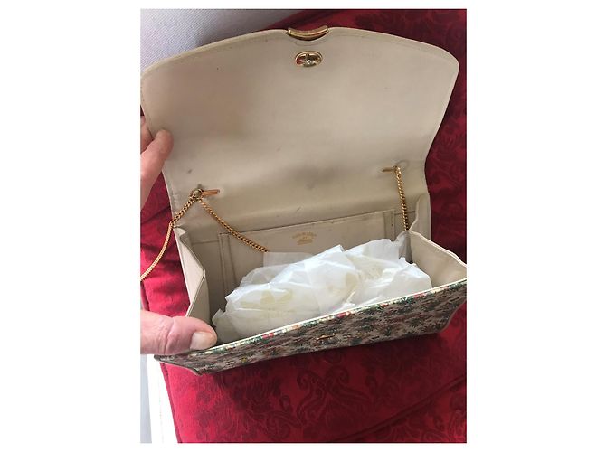 Clutch Gucci de Couro Bege e Cetim Florido com Corrente Dourada - vista 3
