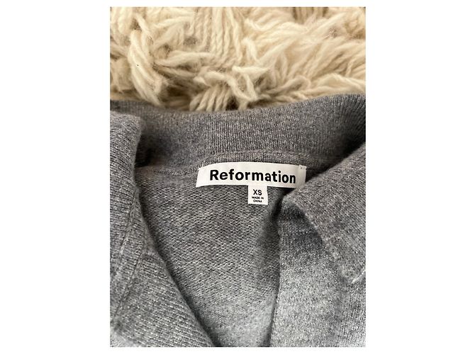 Reformation Mini Polokleid aus grauem Kaschmir - Ansicht 2