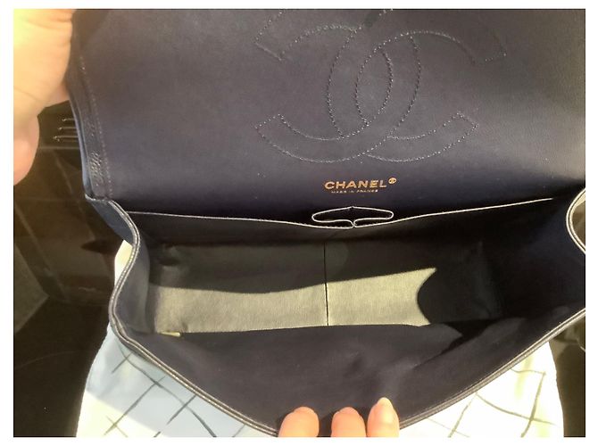 Timeless Chanel Borsa in pelle caviar trapuntata blu navy oro - vista 10