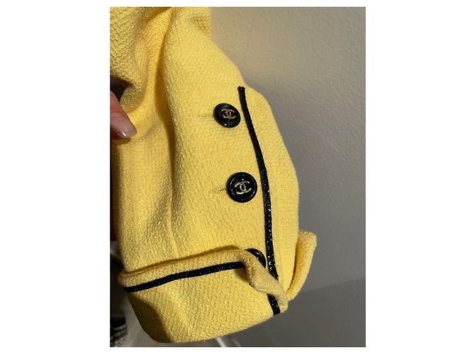Chanel Coleccionista de Barbies Negro Amarillo - vista 3