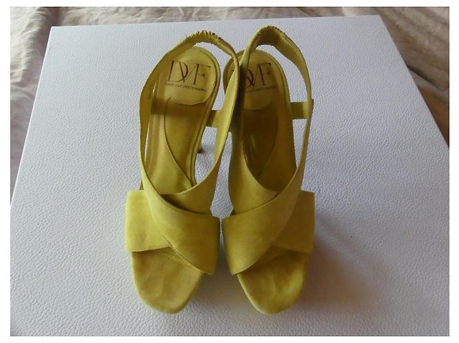 Sandali incrociati Diane Von Furstenberg in camoscio giallo - vista 3