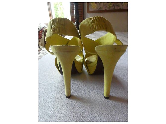 Sandali incrociati Diane Von Furstenberg in camoscio giallo - vista 5