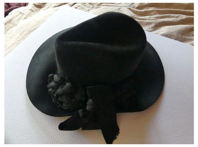 Chapeau asymétrique Gucci en fourrure de lapin noir - vue 7