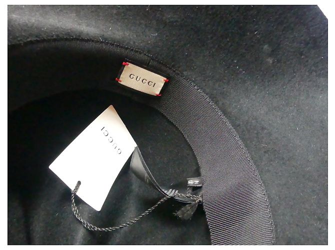 Chapeau asymétrique Gucci en fourrure de lapin noir - vue 9