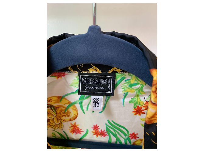 Dies ist ein Vintage-Seidenhemd von Gianni Versace, das von einer Frau oder einem Mann getragen werden kann. Mehrfarben - Ansicht 2
