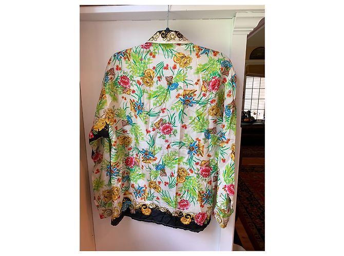 Dies ist ein Vintage-Seidenhemd von Gianni Versace, das von einer Frau oder einem Mann getragen werden kann. Mehrfarben - Ansicht 3