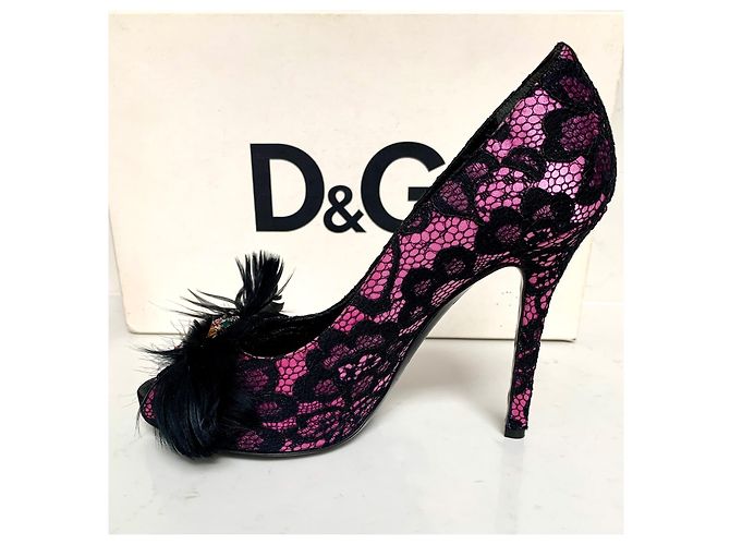 Salto Peep Toe Dolce & Gabbana em Renda Rosa com Penas - vista 2