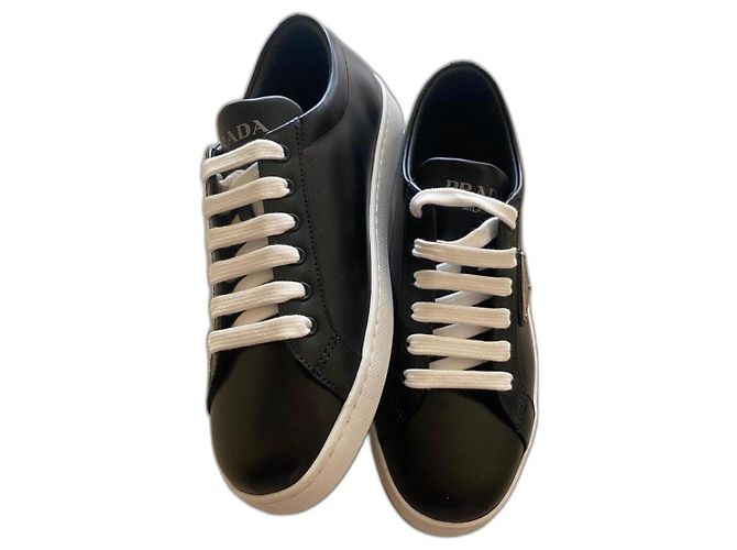 Sneakers basse in pelle di Prada Nero - vista 2