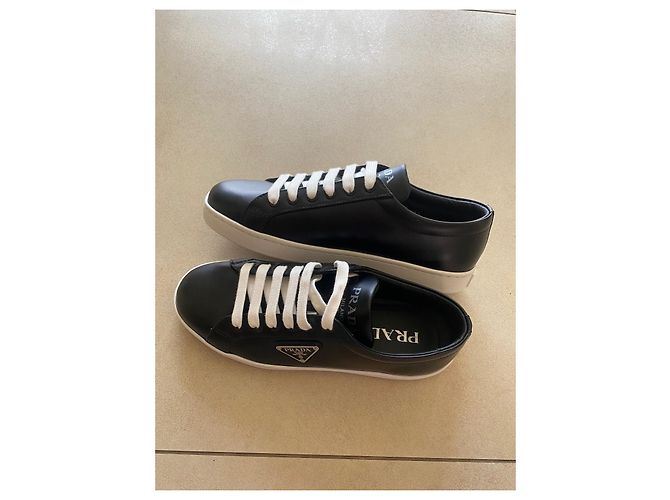 Sneakers basse in pelle di Prada Nero - vista 3