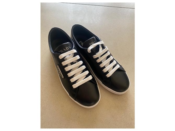 Sneakers basse in pelle di Prada Nero - vista 5