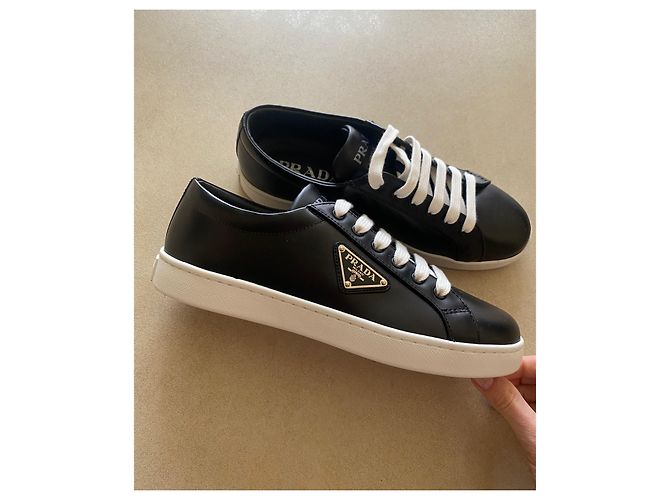 Sneakers basse in pelle di Prada Nero - vista 6