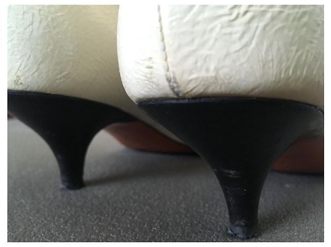 Céline Bottines en cuir glacé crème  avec une ouverture sur le devant et un petit talon Blanc cassé - vue 11