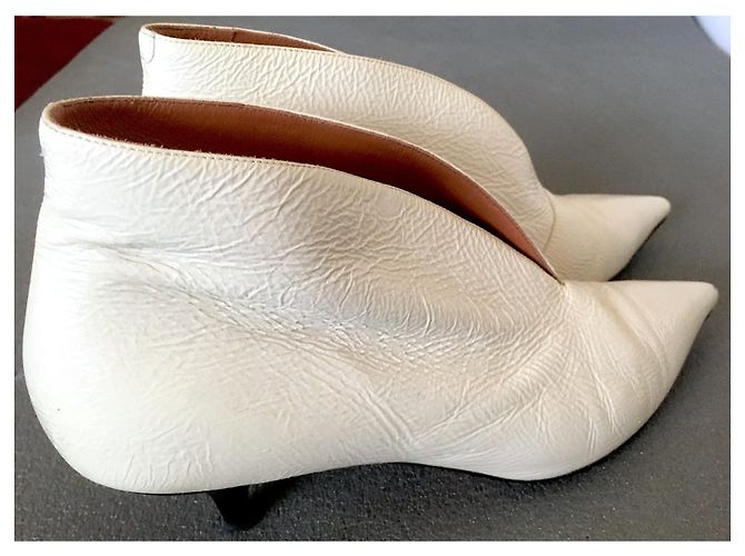 Céline Bottines en cuir glacé crème  avec une ouverture sur le devant et un petit talon Blanc cassé - vue 2