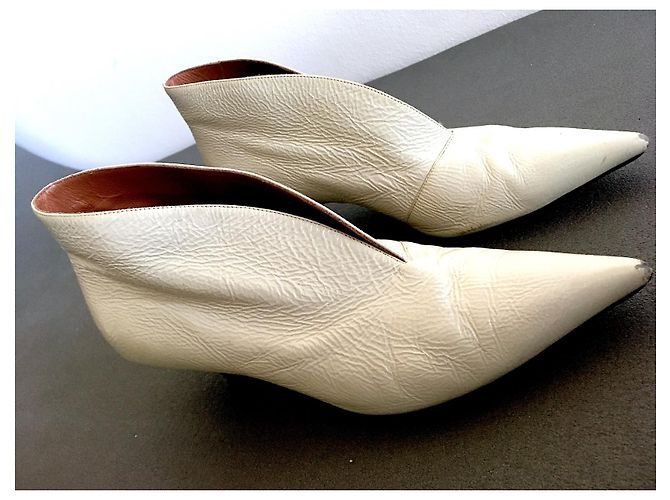 Céline Bottines en cuir glacé crème  avec une ouverture sur le devant et un petit talon Blanc cassé - vue 3