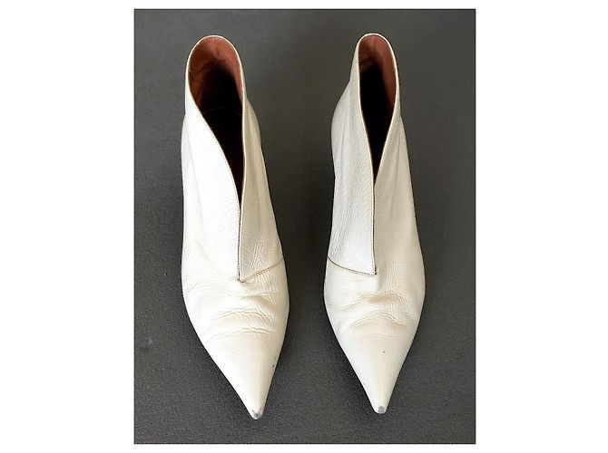 Céline Bottines en cuir glacé crème  avec une ouverture sur le devant et un petit talon Blanc cassé - vue 8