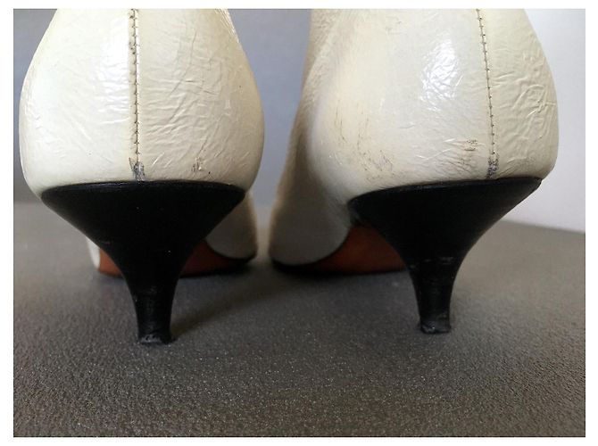 Céline Bottines en cuir glacé crème  avec une ouverture sur le devant et un petit talon Blanc cassé - vue 9