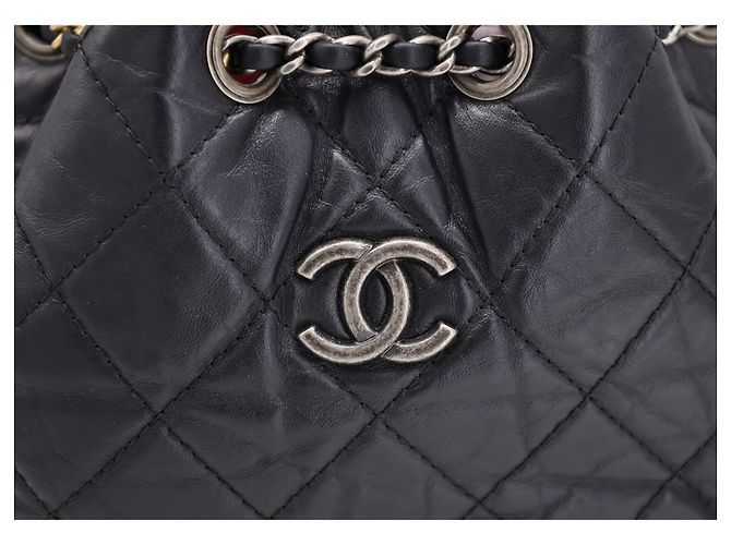 Chanel Quilted Gabrielle Rucksack aus schwarzem gealtertem Kalbsleder - Ansicht 13