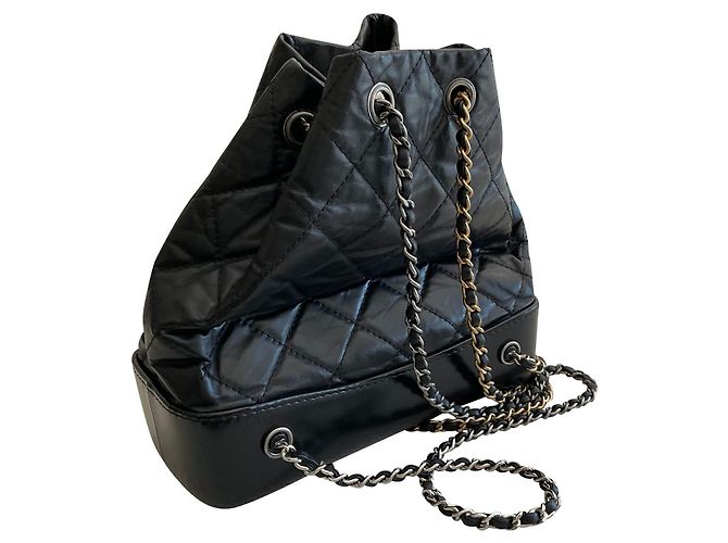 Chanel Quilted Gabrielle Rucksack aus schwarzem gealtertem Kalbsleder - Ansicht 16