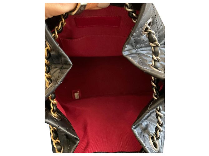 Chanel Quilted Gabrielle Rucksack aus schwarzem gealtertem Kalbsleder - Ansicht 5