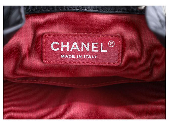 Chanel Quilted Gabrielle Rucksack aus schwarzem gealtertem Kalbsleder - Ansicht 8