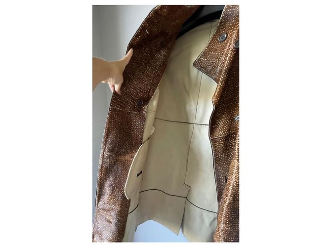 Hugo Boss Abrigo largo y plumón de piel de cordero. Castaño Camello - vista 10