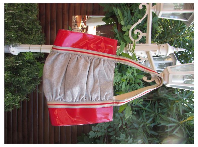 Bolsa Karine Arabian em couro envernizado vermelho e jersey cinza - vista 10