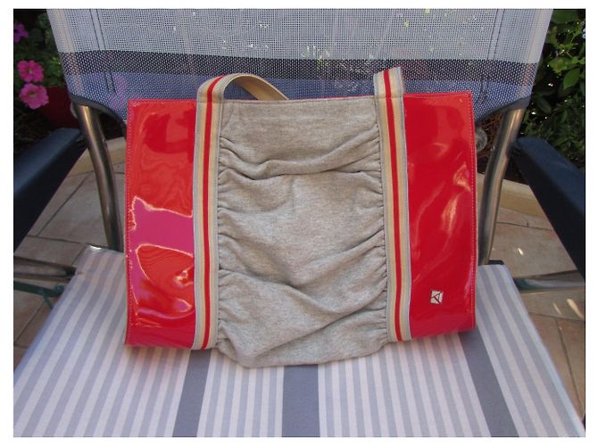 Bolsa Karine Arabian em couro envernizado vermelho e jersey cinza - vista 15