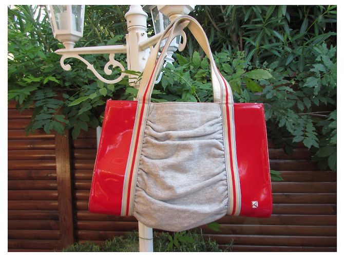 Bolsa Karine Arabian em couro envernizado vermelho e jersey cinza - vista 17