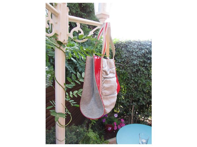 Bolsa Karine Arabian em couro envernizado vermelho e jersey cinza - vista 2