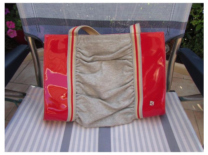 Bolsa Karine Arabian em couro envernizado vermelho e jersey cinza - vista 3