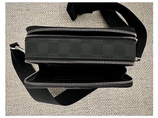 Borsa da uomo Louis Vuitton Alpha Wearable Monogram Grigio - vista 3