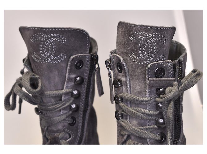 Chanel Ikonische Kampfstiefel mit Staubbeutel Grau - Ansicht 10