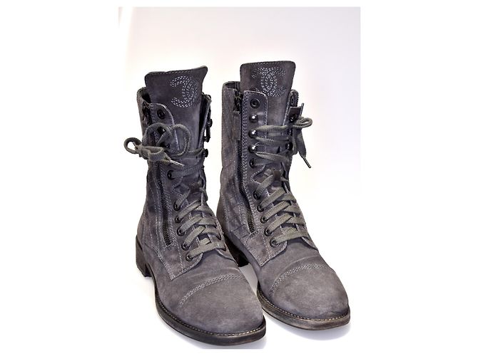 Chanel Ikonische Kampfstiefel mit Staubbeutel Grau - Ansicht 2