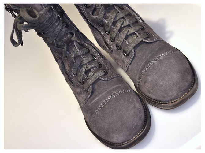 Chanel Ikonische Kampfstiefel mit Staubbeutel Grau Anthrazitgrau - Ansicht 10