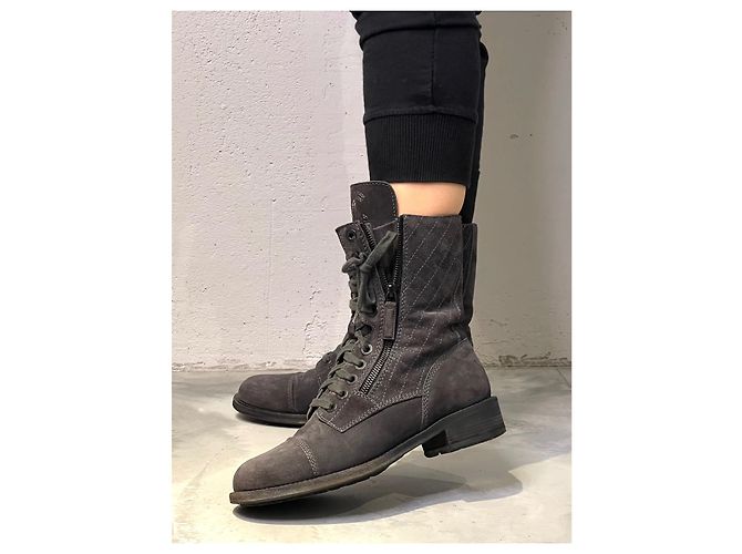 Chanel Ikonische Kampfstiefel mit Staubbeutel Grau Anthrazitgrau - Ansicht 16