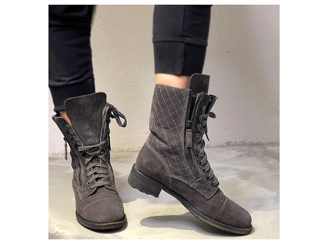 Chanel Ikonische Kampfstiefel mit Staubbeutel Grau Anthrazitgrau - Ansicht 17