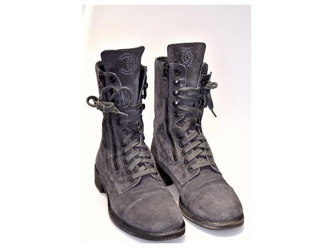 Chanel Ikonische Kampfstiefel mit Staubbeutel Grau Anthrazitgrau - Ansicht 2