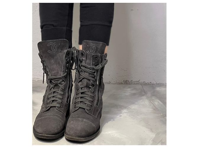 Chanel Ikonische Kampfstiefel mit Staubbeutel Grau Anthrazitgrau - Ansicht 4
