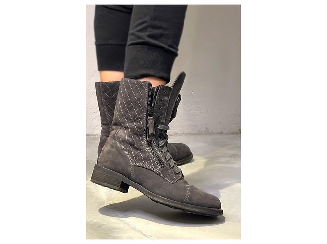 Chanel Ikonische Kampfstiefel mit Staubbeutel Grau Anthrazitgrau - Ansicht 5