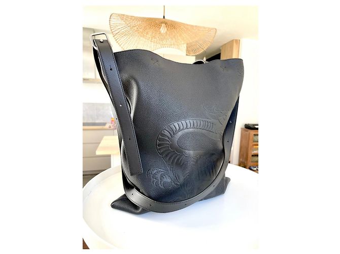 Loewe Dragon Einkaufstasche aus schwarzem genarbtem Leder - Ansicht 2